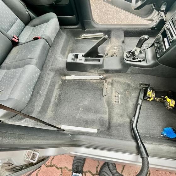 Wyjęte fotele z samochodu dla dokładnego prania tapicerki samochodowej