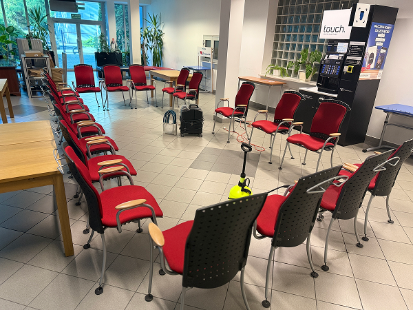 Dokładne pranie tapicerki krzeseł biurowych w Lublinie, czerwone fotele ustawione do czyszczenia przez firmę Daj ja Ci to wyczyszczę